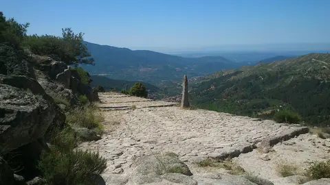 Calzada romana del Puerto del Pico en la Sierra de Gredos, tramo empedrado original de la Vía de la Plata, Ávila, Castilla y León