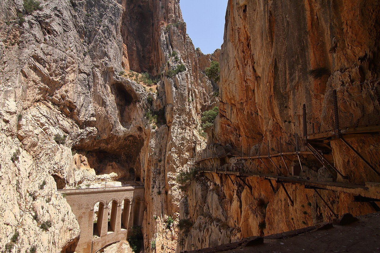 Nichos de San Cristóbal y viaducto ferroviario del Caminito del Rey