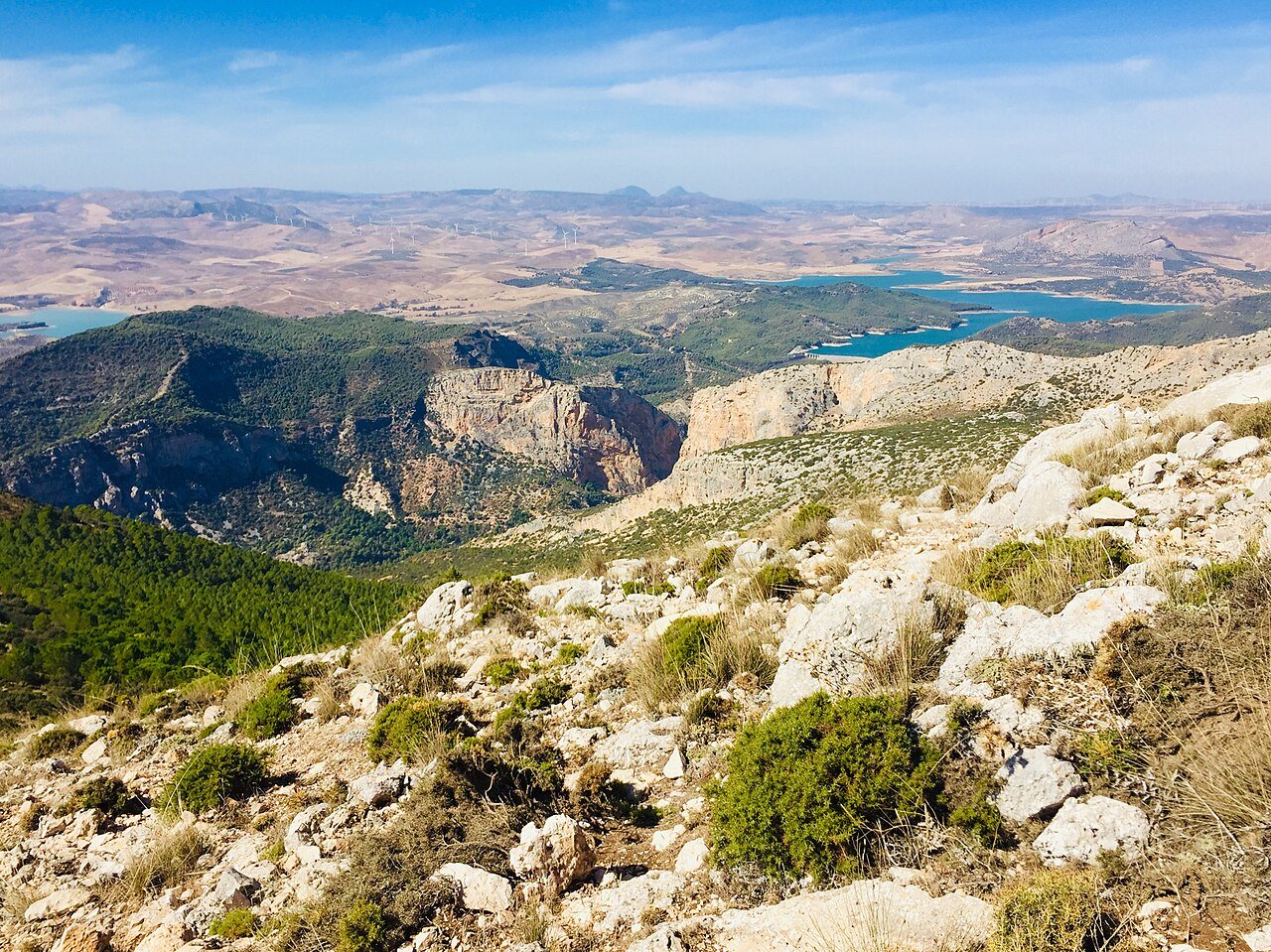 Desfiladero de los Gaitanes y embalses de El Chorro al fondo