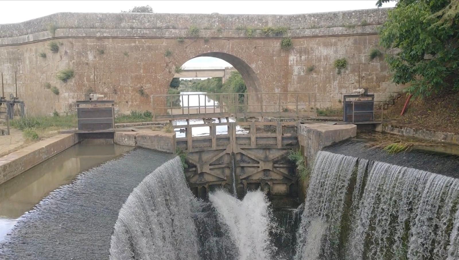 Esclusa del Canal de Castilla con compuertas de madera y cámara de agua, Palencia