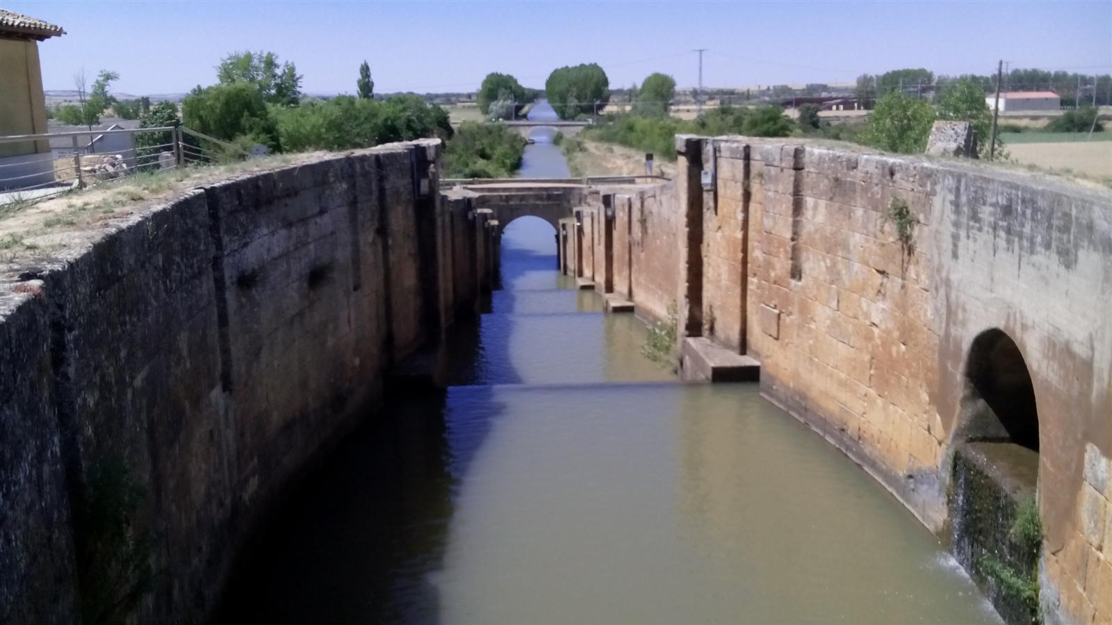 Vista de las esclusas del Canal de Castilla junto al Camino de Santiago en Frómista, Palencia, Castilla y León, con chopos y reflejo en el agua