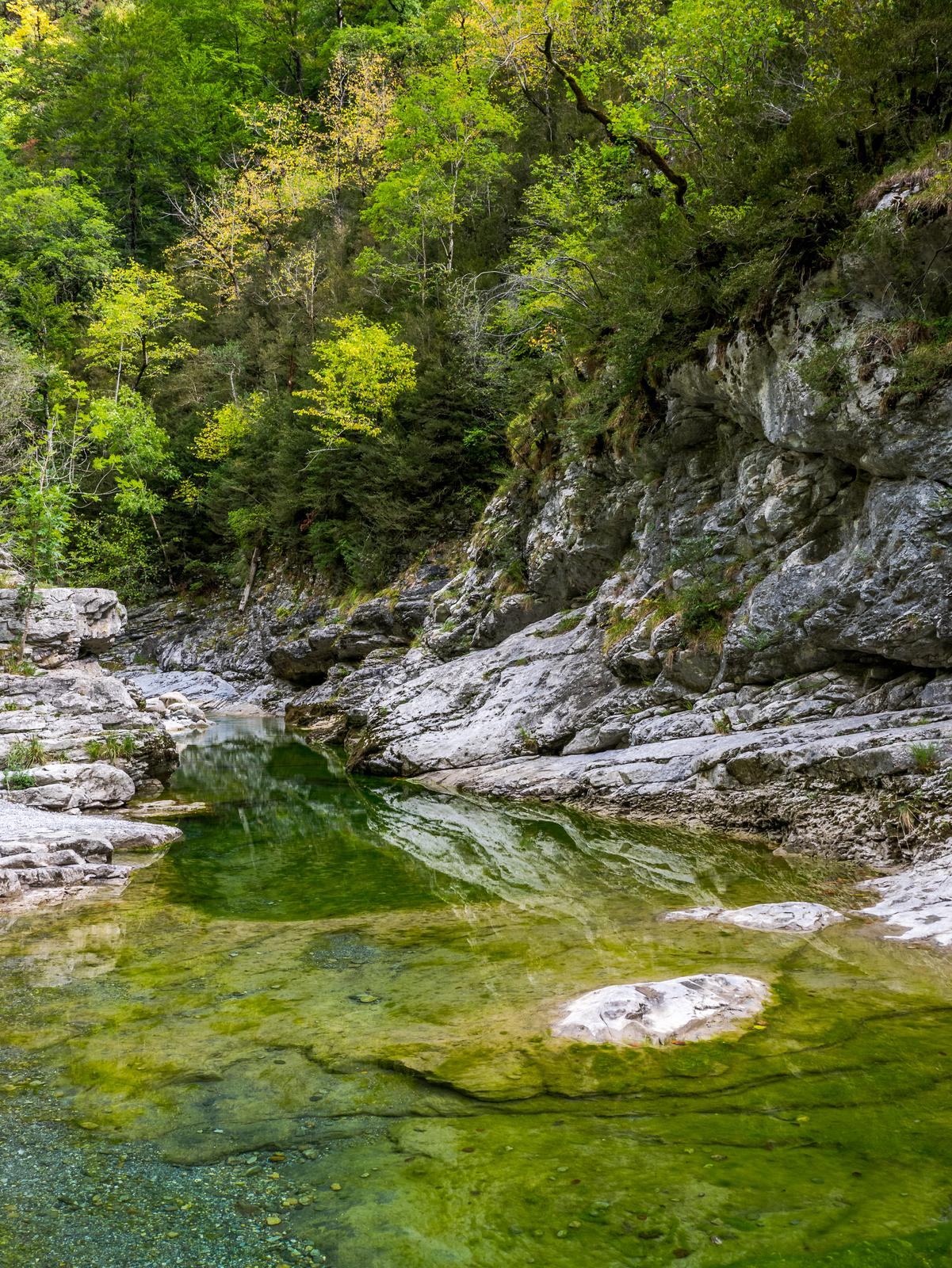 Río Bellós y sendero en el fondo del Cañón de Añisclo