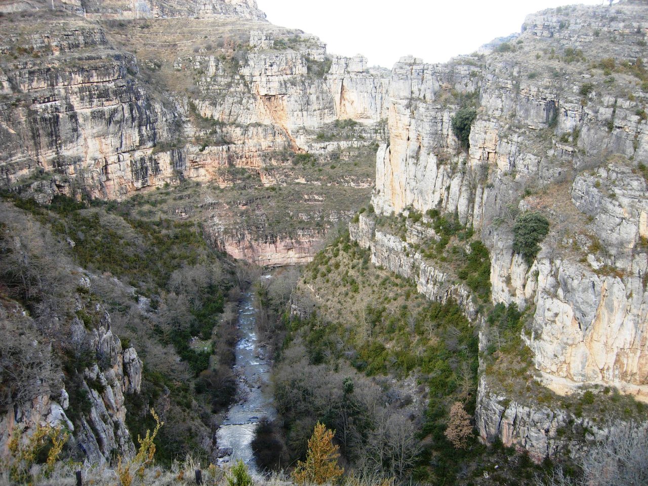 Garganta del río Leza en invierno vista desde el sendero que conduce al mirador del cañón, Soto en Cameros