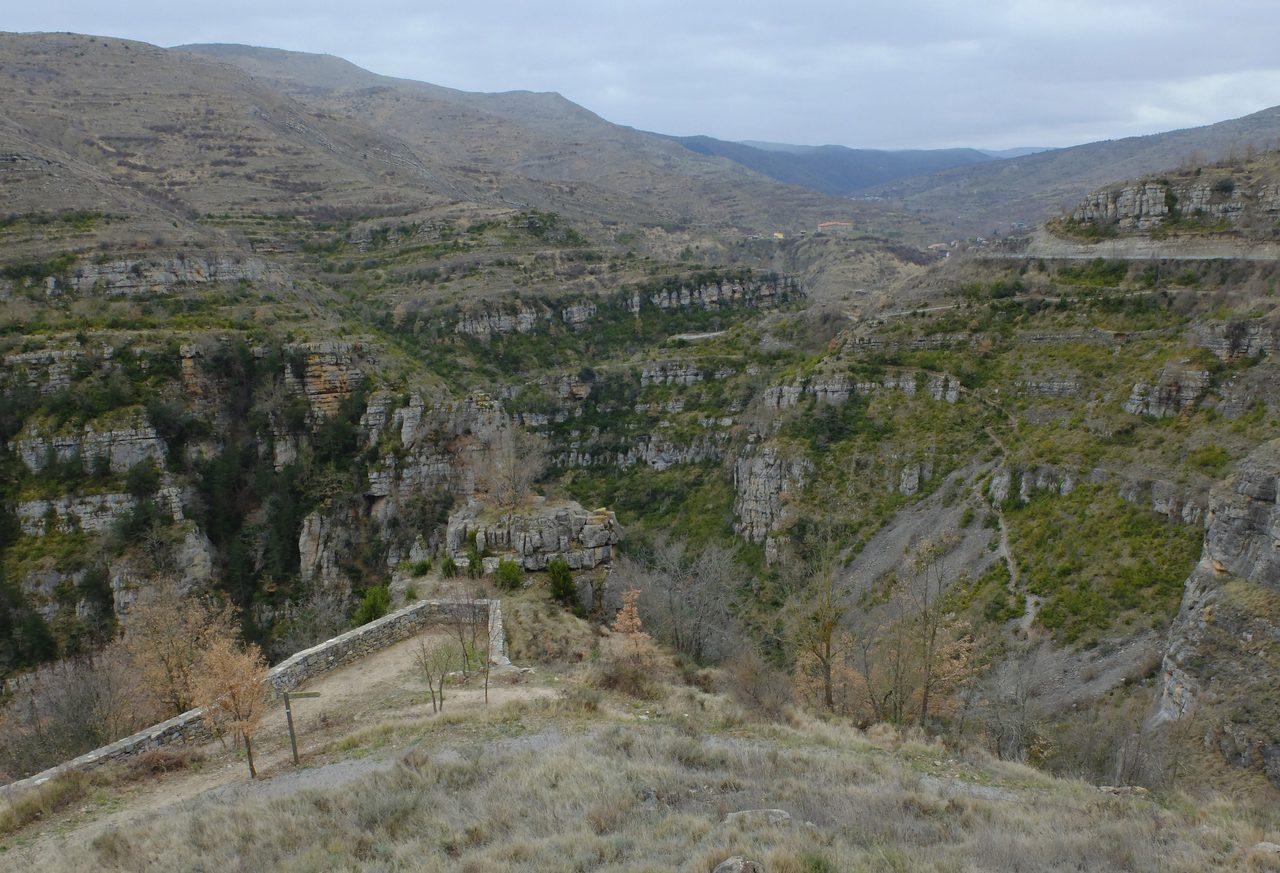 Cañón del Río Leza visto desde el mirador hacia el sur, con sus imponentes paredes calcáreas