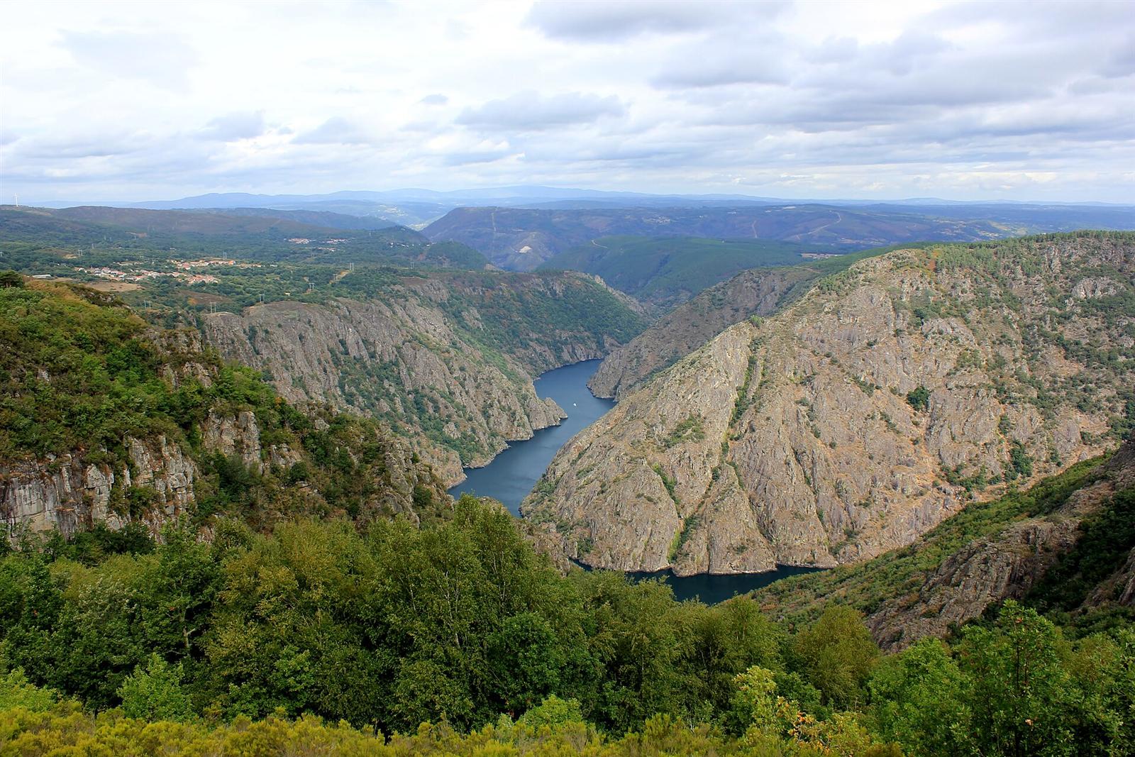 Vista del cañón del Sil desde el mirador de los Balcones de Madrid