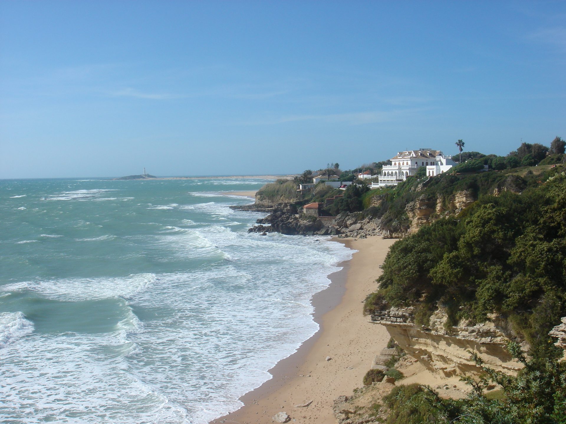 Tombolo de arena del Faro de Trafalgar con el Atlántico al fondo