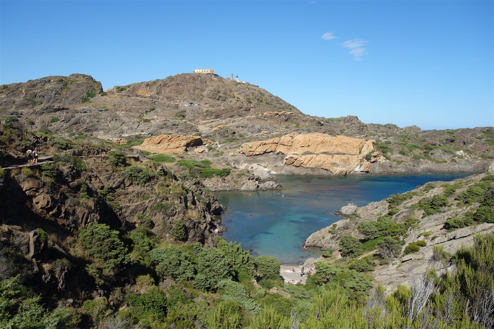 Macizo rocoso de Cap de Creus con el faro al fondo, paisaje mineral de la Costa Brava, Girona