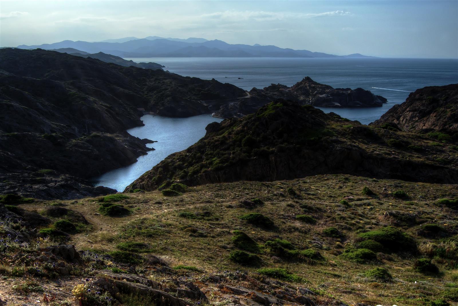 Vista panorámica del norte del Cap de Creus con inlets rocosos y el Mediterráneo, Alt Empordà