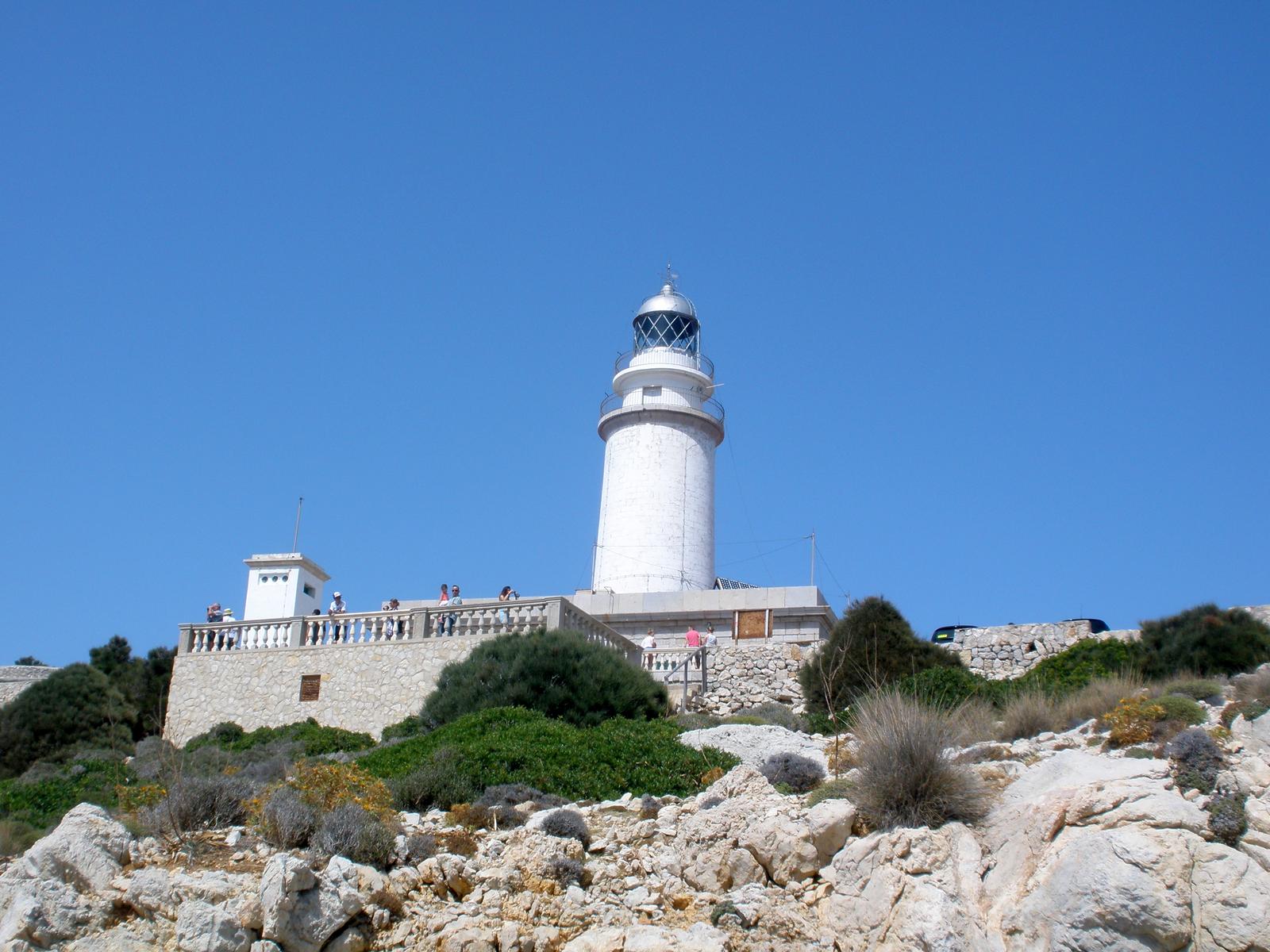 Faro de Formentor con visitantes, vista desde la explanada
