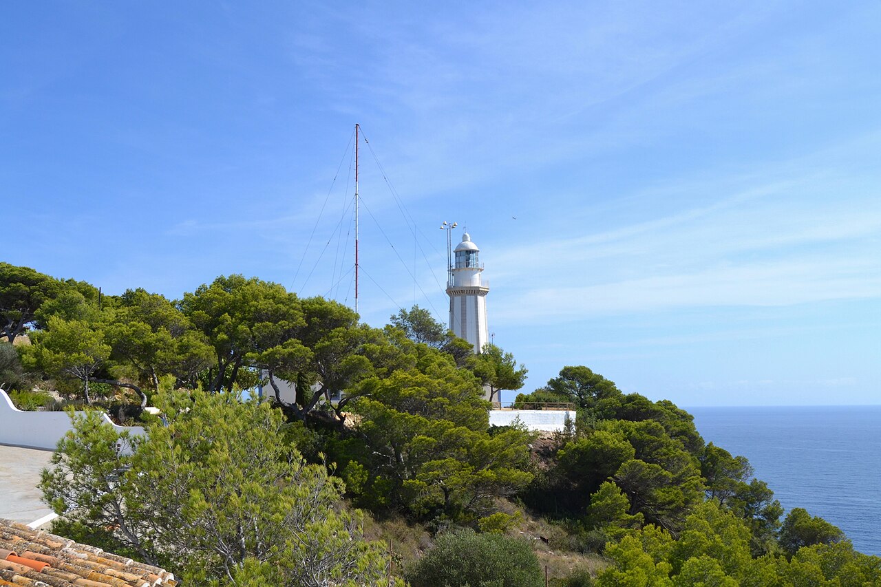 Faro del Cap de la Nau en la Marina Alta — el cabo más oriental de la costa valenciana
