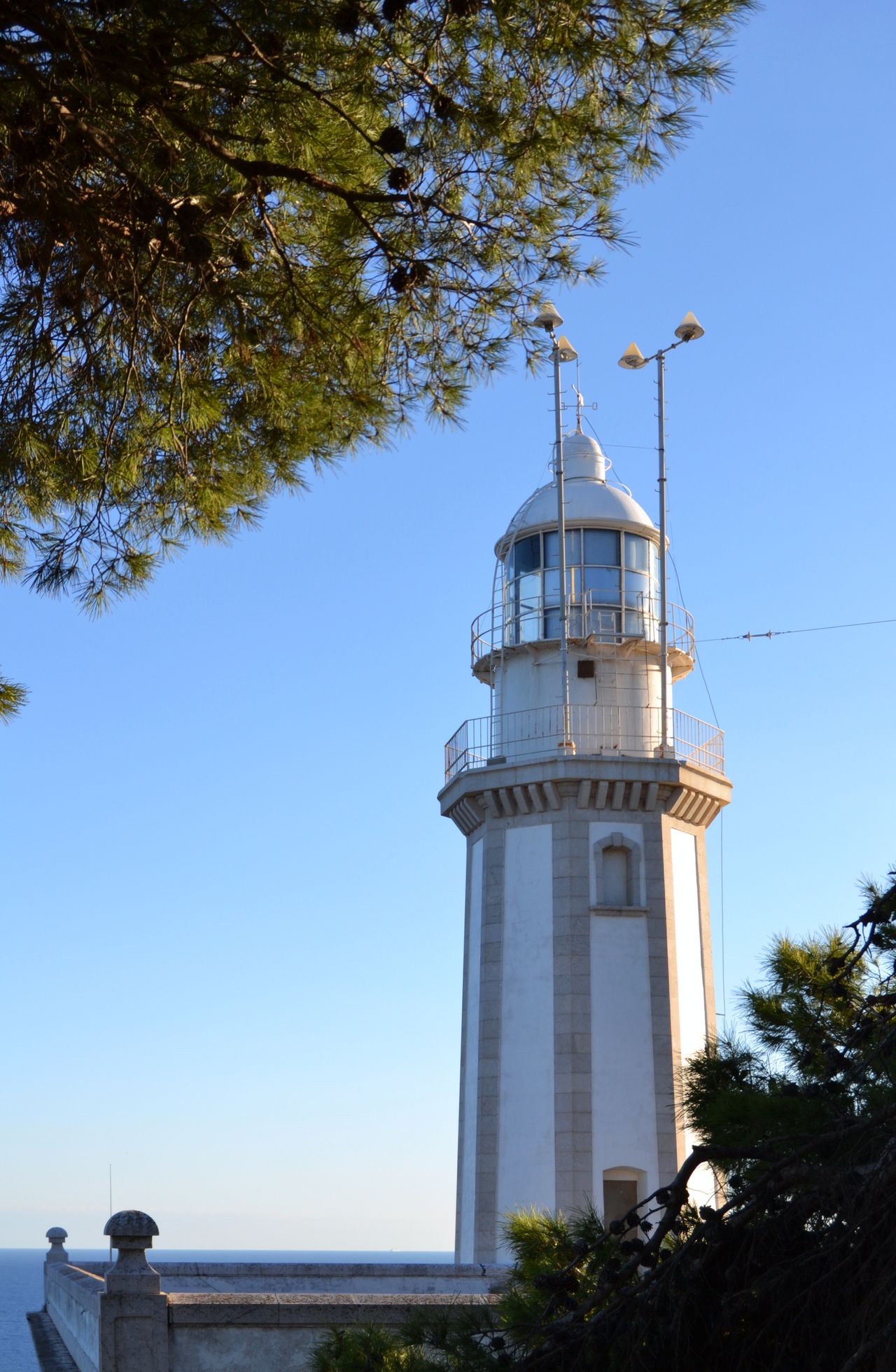 Faro del Cap de la Nau con el Mediterráneo al fondo en Xàbia