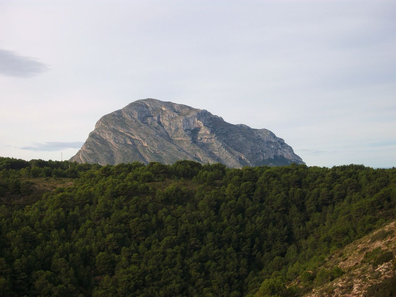 El macizo del Montgó visto desde el Cap de Sant Antoni en Xàbia