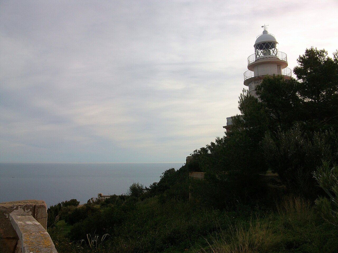 Faro del Cap de Sant Antoni desde Xàbia — el cabo y el Mediterráneo al fondo