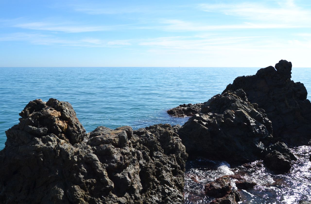 Rocas volcánicas negras del Cap Negret en Altea