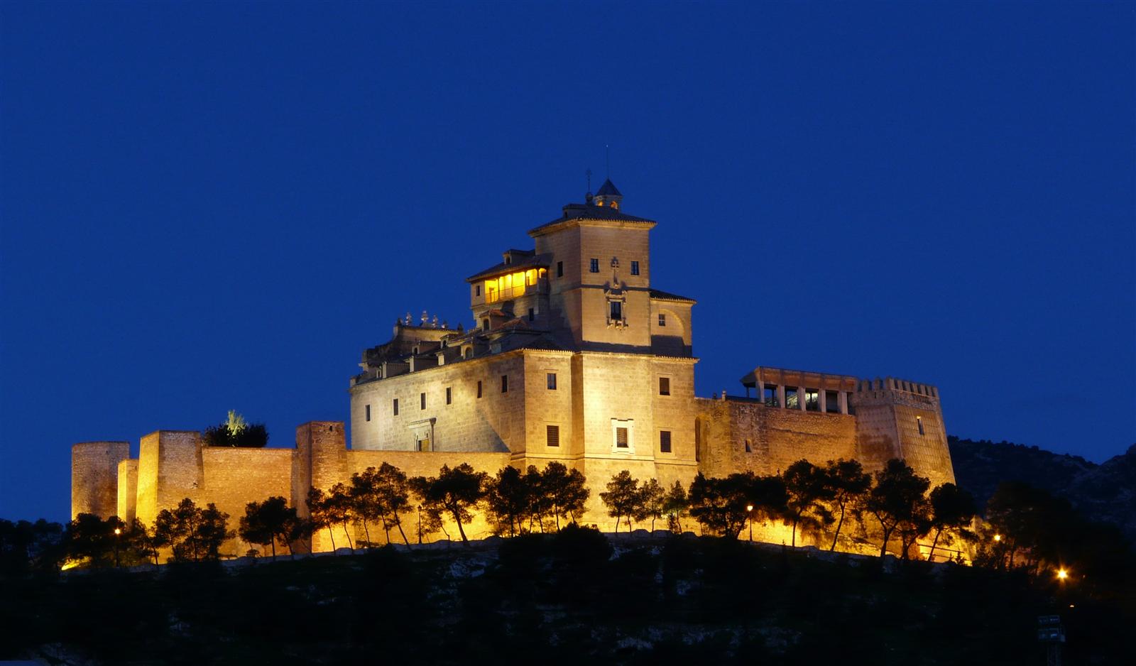 Castillo-santuario de la Vera Cruz de Caravaca iluminado de noche