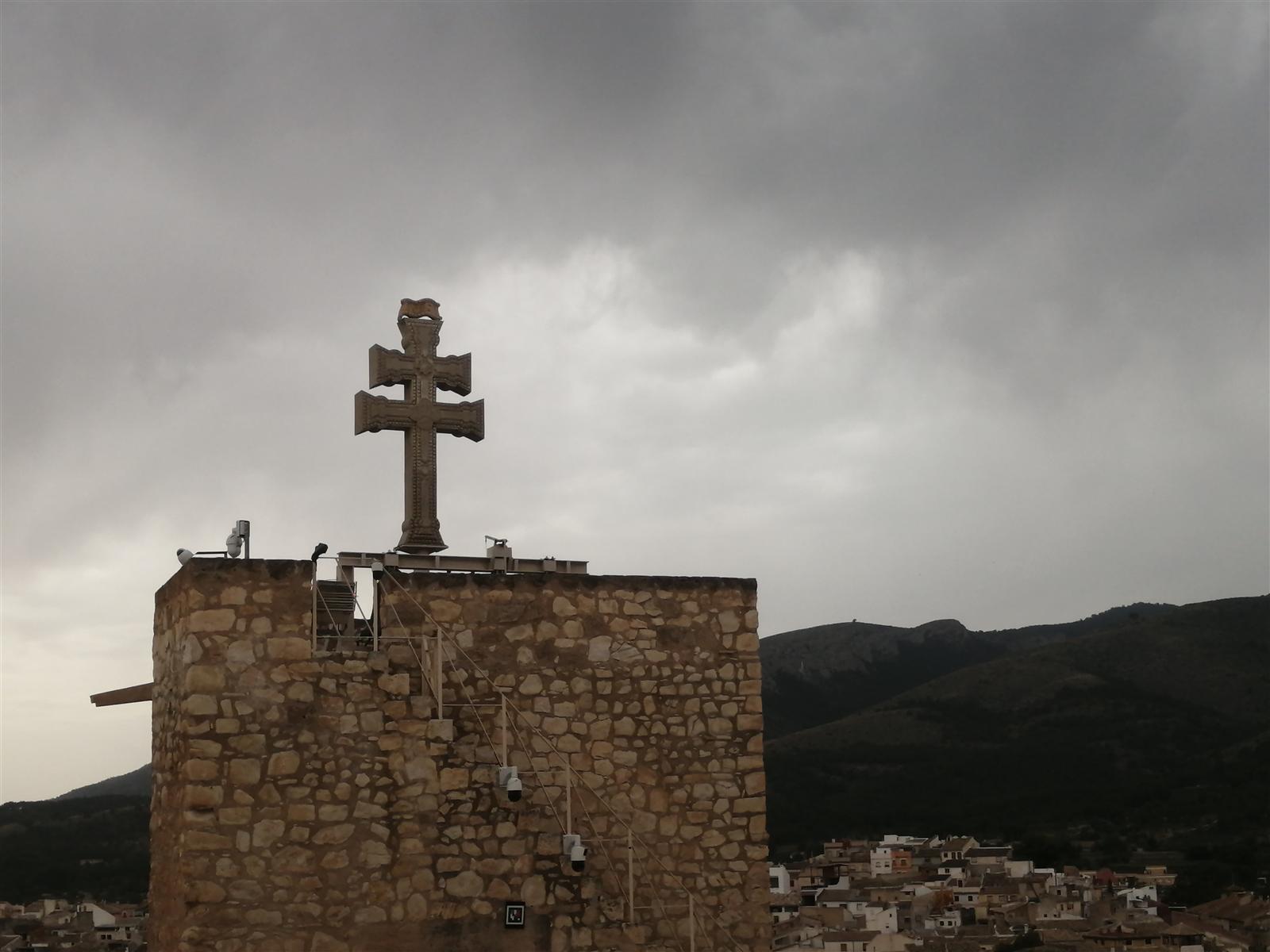 La Cruz de Caravaca sobre la torre, vista desde la plaza de la basílica