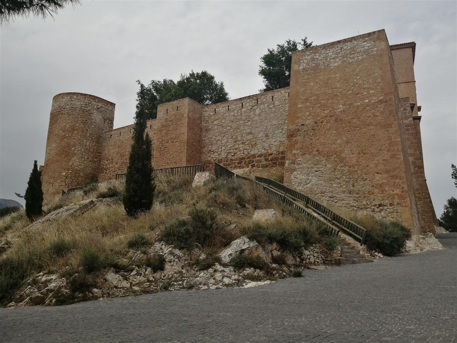 Muralla y escalinata de acceso al castillo de Caravaca de la Cruz
