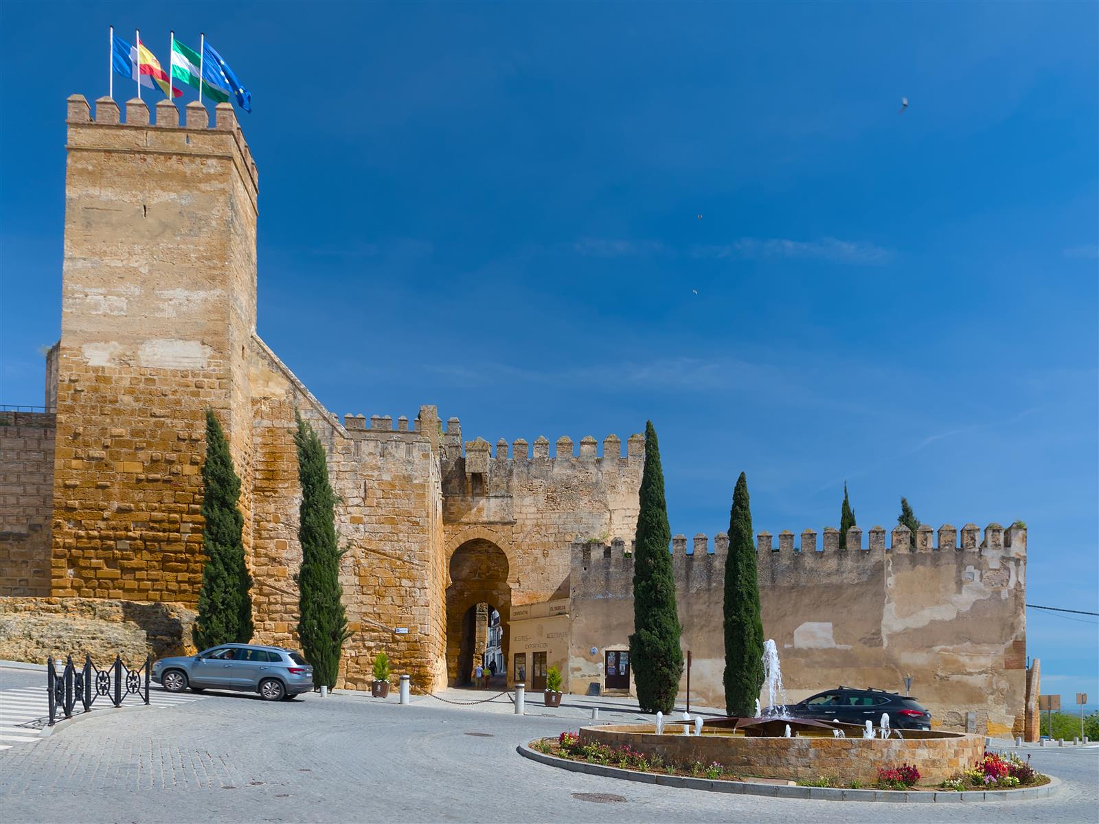 Plaza Blas Infante y Puerta de Sevilla en Carmona, con su arquitectura romana y almohade