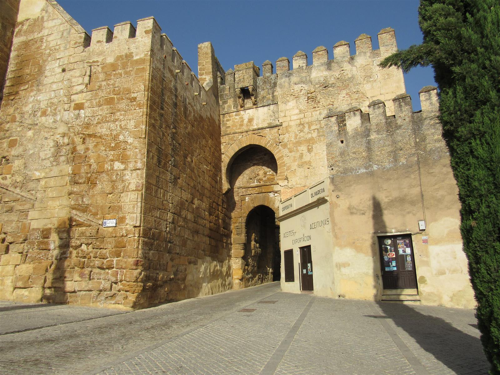 Puerta de Sevilla de Carmona, acceso principal al casco histórico con torres y almenas