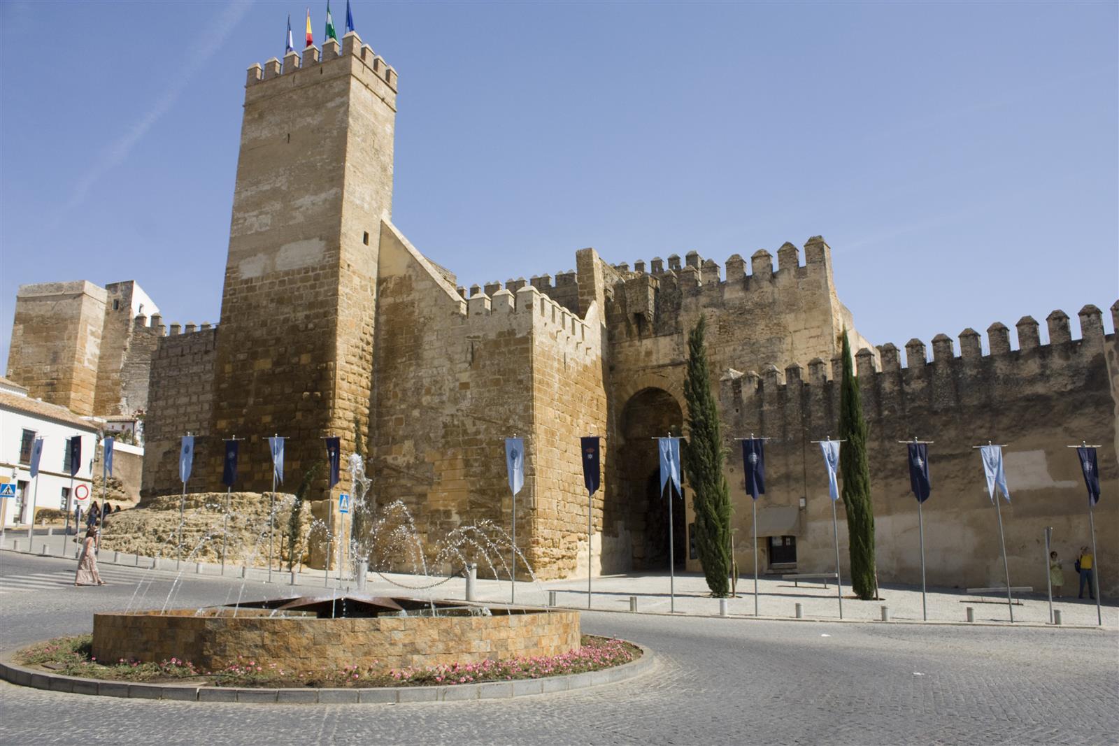 Detalle de la Puerta de Sevilla de Carmona con sus arcos y murallas históricas