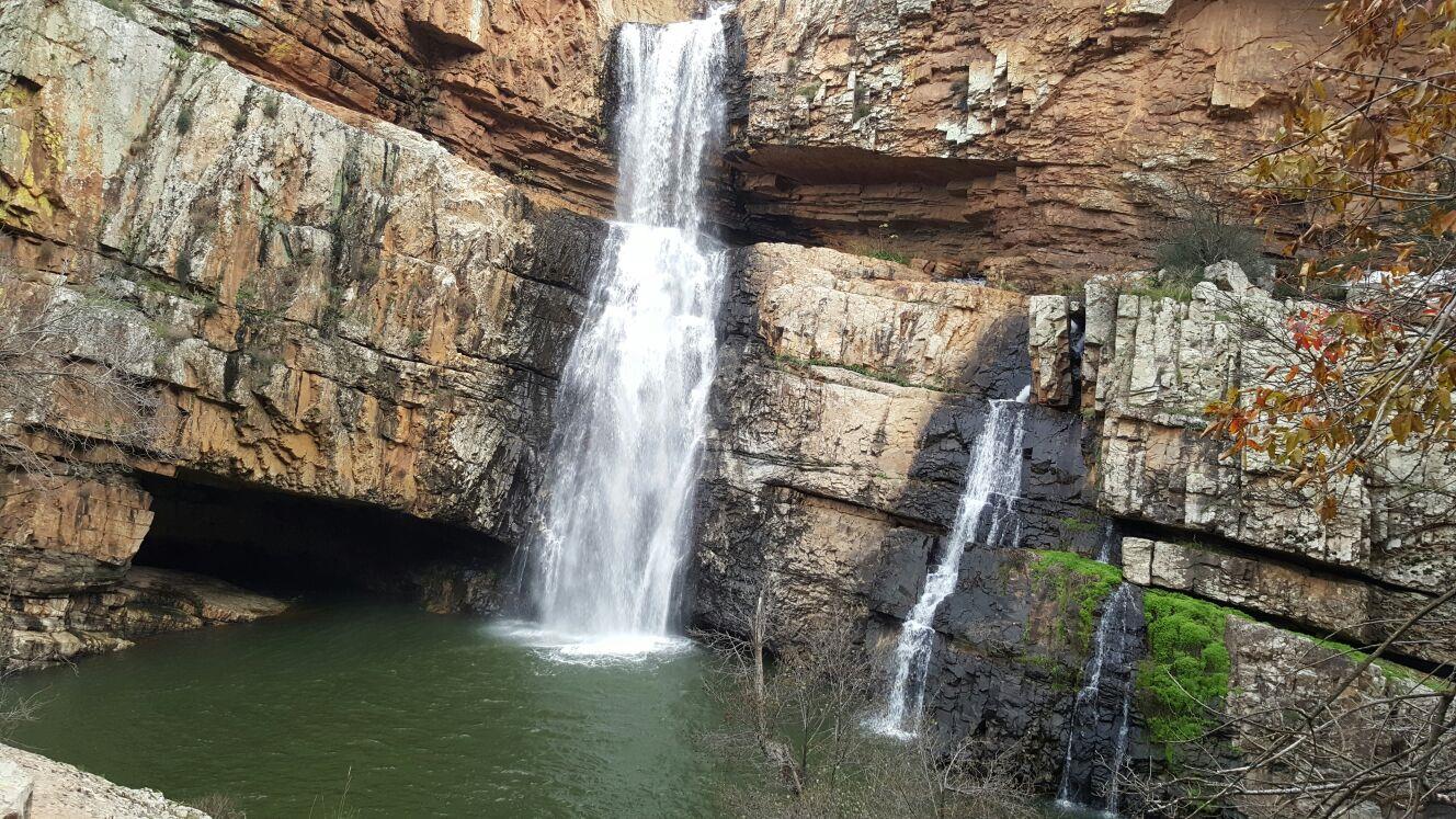 Vista frontal de la Cascada de la Cimbarra en Aldeaquemada, Jaén