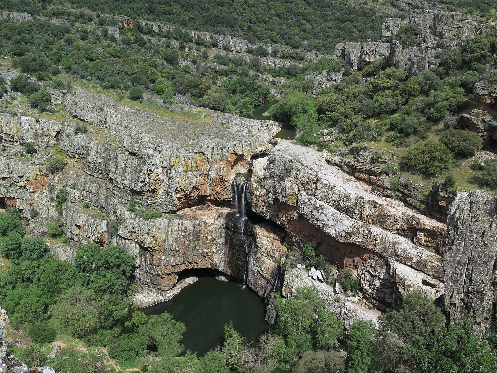 La Cascada de la Cimbarra con agua descendiendo por la roca cuarcítica, Aldeaquemada, Jaén