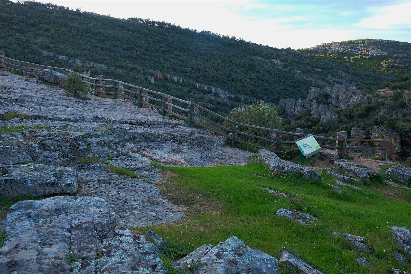Entorno de la Cascada de la Cimbarra en Sierra Morena, Aldeaquemada, Jaén