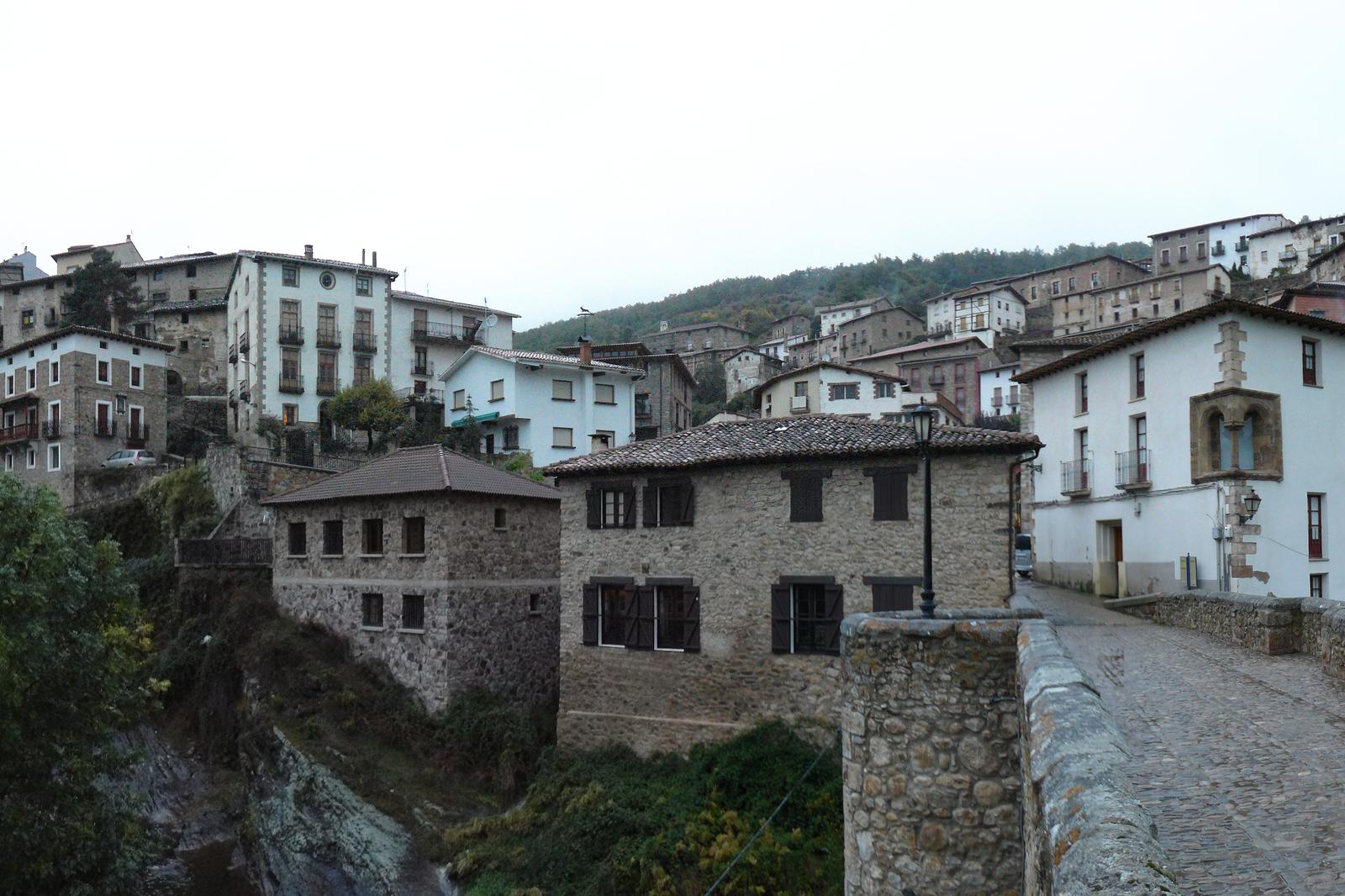 Vista de Villoslada de Cameros desde el puente