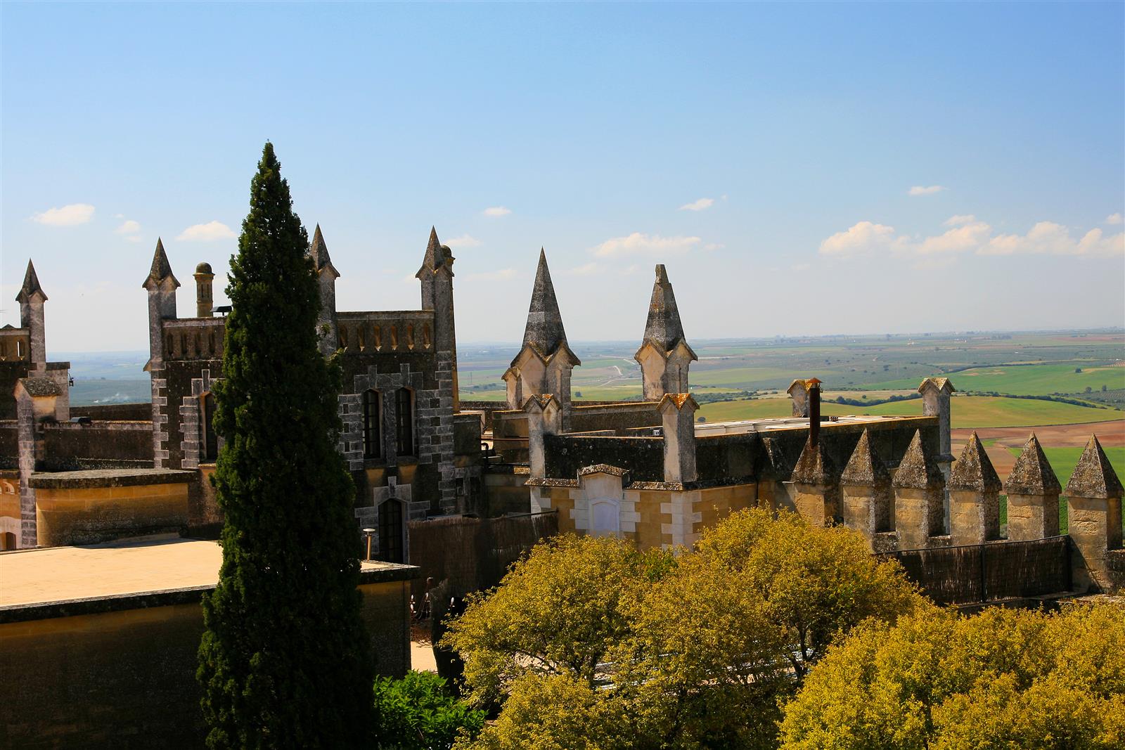 Exterior del Castillo de Almodóvar del Río con sus torres y murallas almenadas, Córdoba