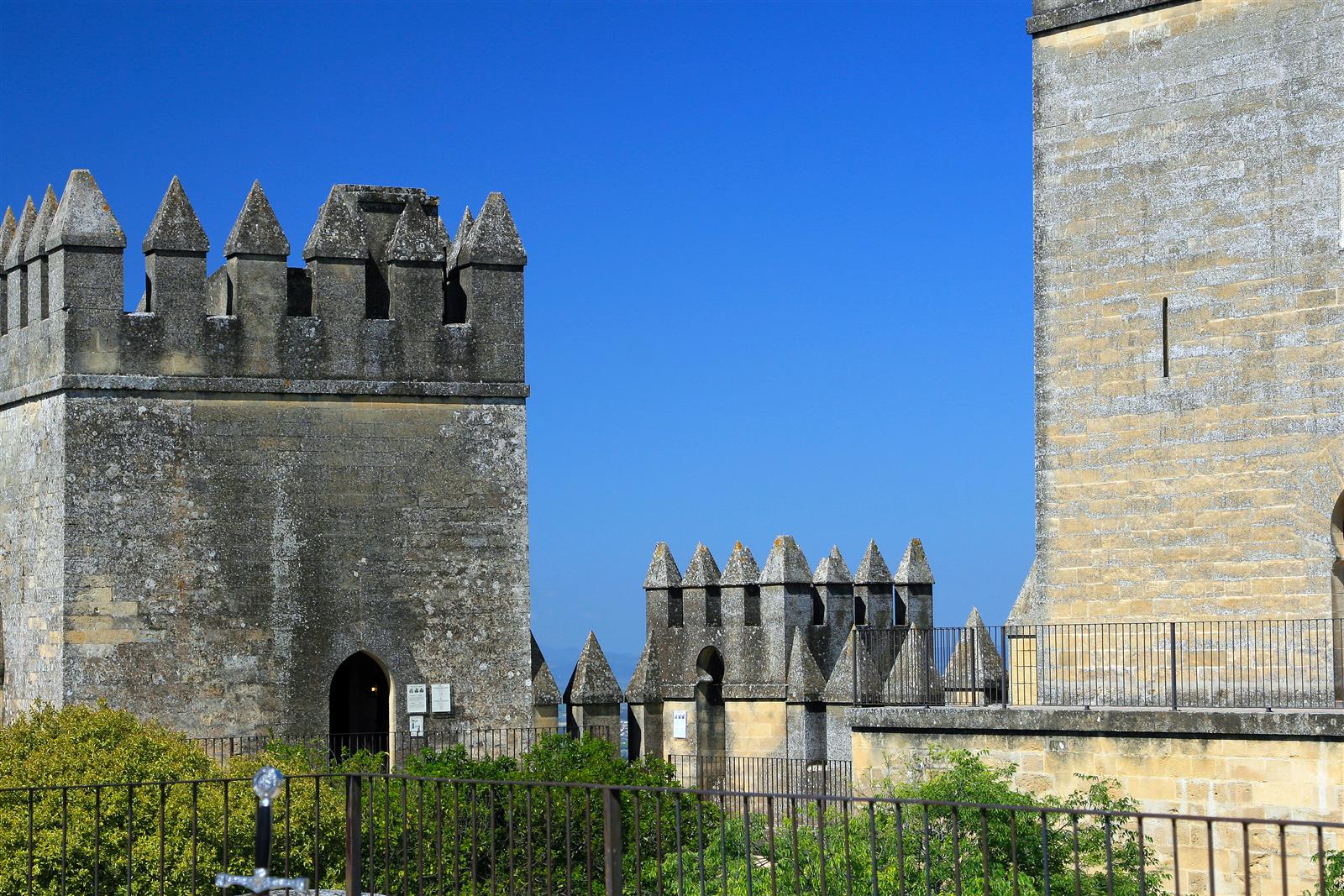 Vista del Castillo de Almodóvar del Río desde la distancia, con el paisaje andaluz al fondo