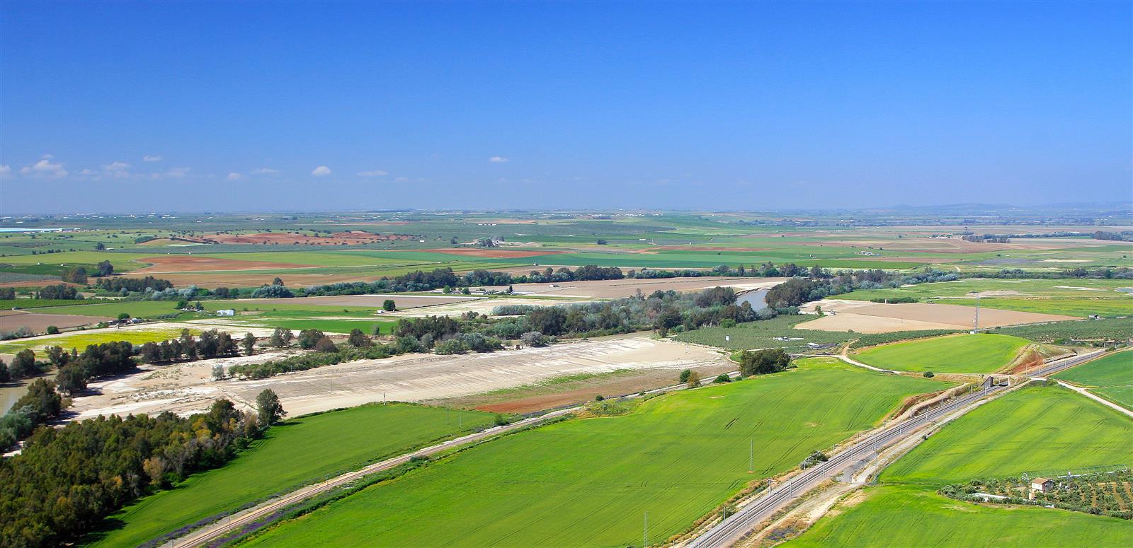 Panorámica del valle del Guadalquivir y campos cordobeses vista desde las almenas del Castillo de Almodóvar del Río