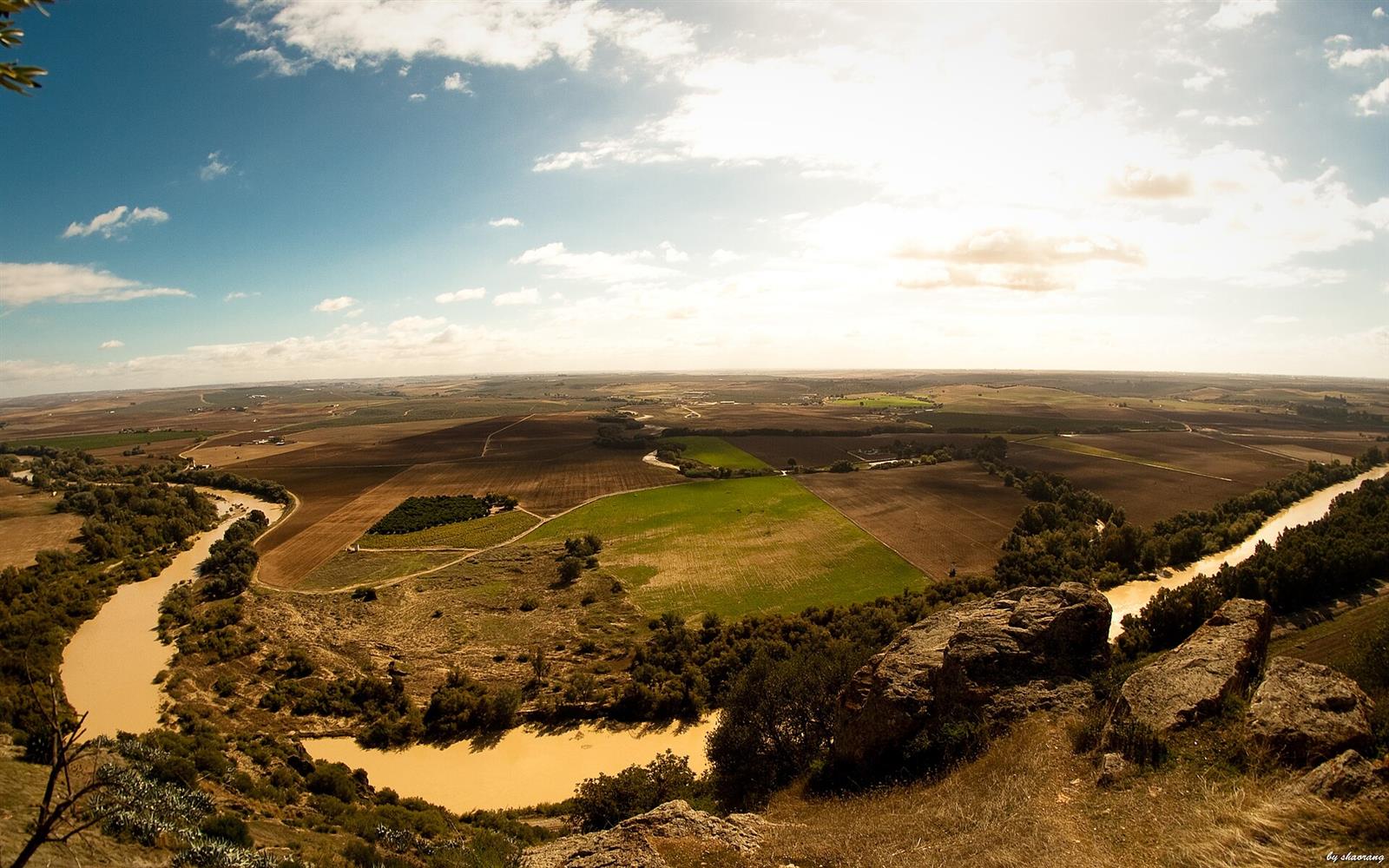 Exterior del Castillo de Almodóvar del Río visto desde el acceso, con las murallas medievales