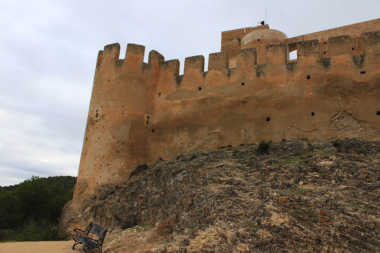 Torre del homenaje del Castillo de Biar con murallas medievales