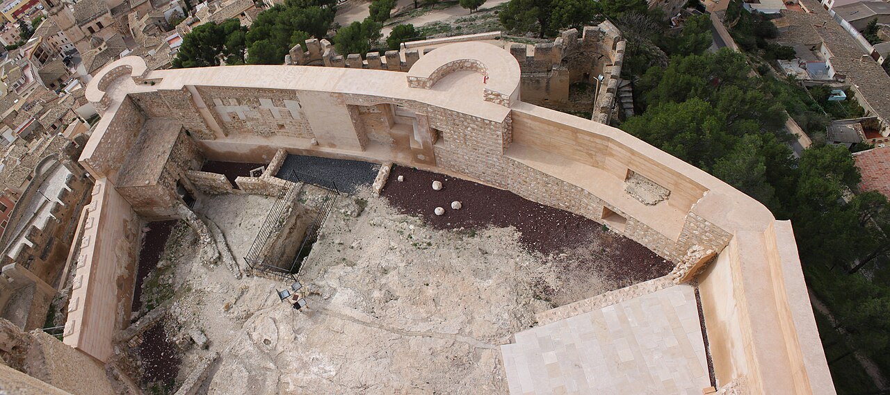 Recinto amurallado del Castillo de Biar — patio interior y murallas medievales almohades
