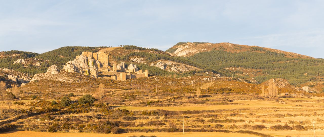 Vista panorámica del conjunto del Castillo de Loarre con la Sierra de Loarre al fondo, Huesca, Aragón
