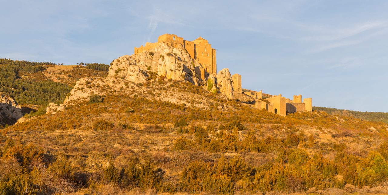 Torres y murallas del Castillo de Loarre desde el exterior, arquitectura románica del siglo XI, Huesca, Aragón