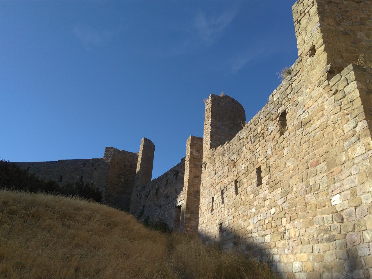 Castillo de Loarre desde la distancia, sobre el promontorio rocoso de la Sierra de Loarre, Huesca, Aragón