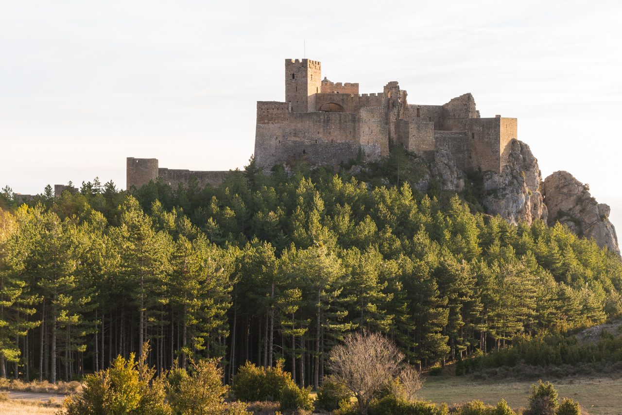 Castillo de Loarre sobre su promontorio rocoso, con las murallas y torres románicas del siglo XI, Loarre, Huesca, Aragón