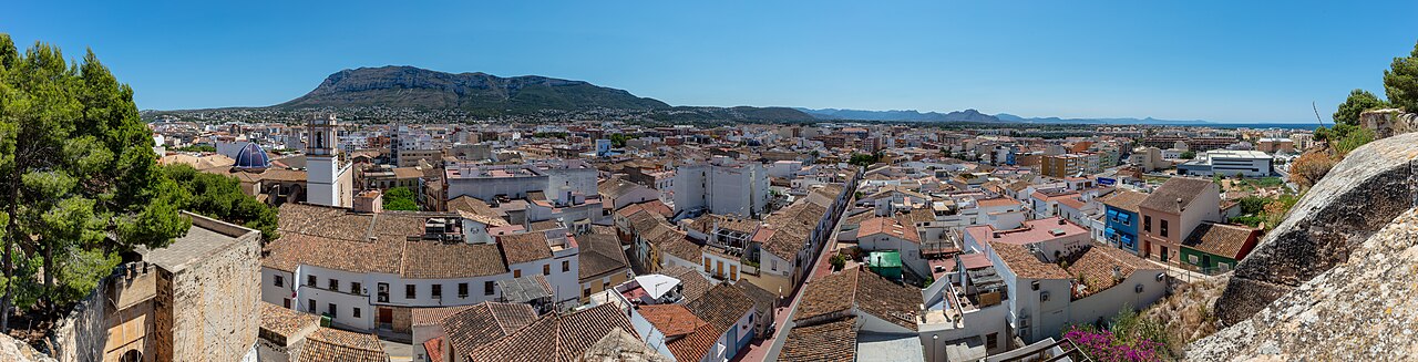 Vista panorámica de Dénia desde el castillo — puerto y Montgó al fondo