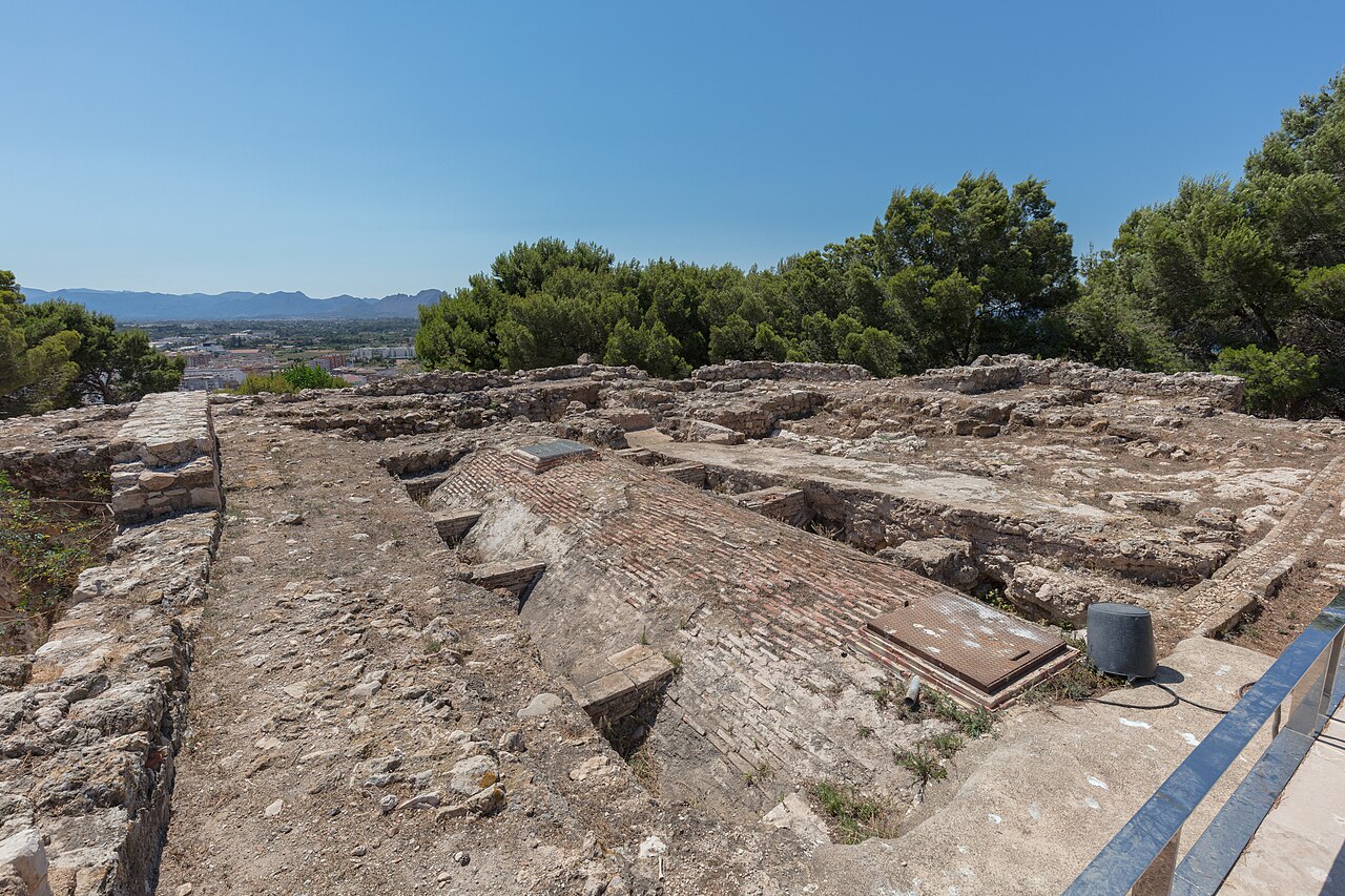 Murallas y torres del Castillo de Dénia — recinto amurallado árabe sobre la ciudad