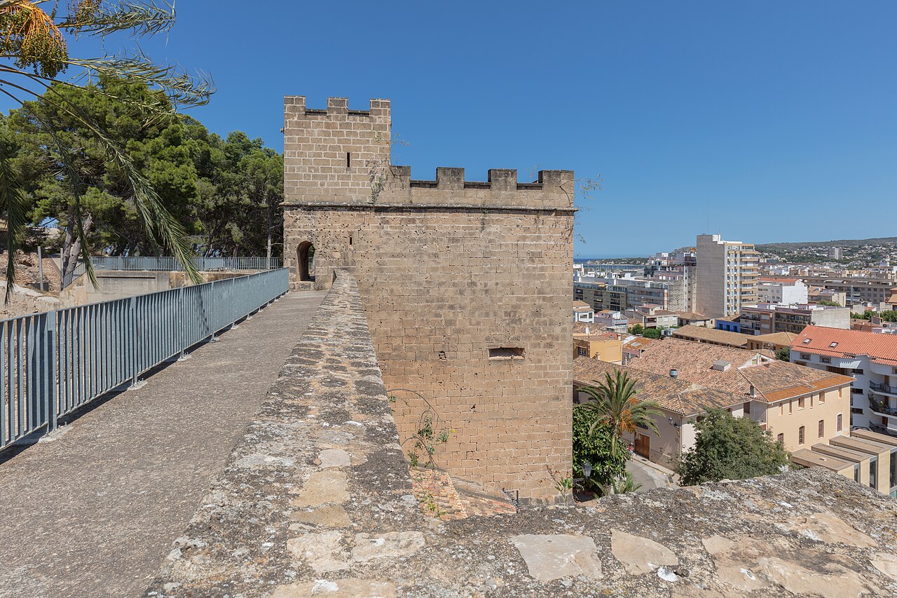 Castillo de Dénia — fortaleza medieval sobre la ciudad de Dénia, Alicante