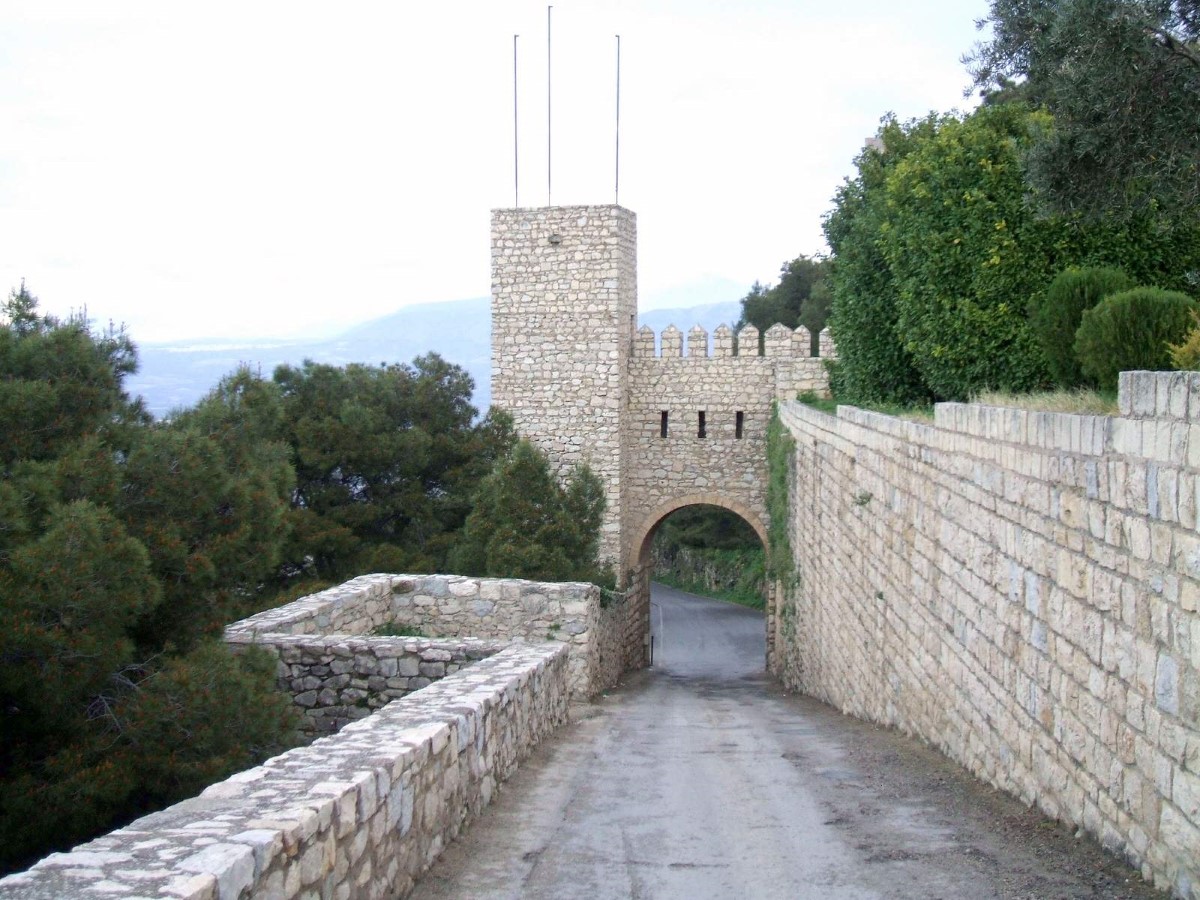 Vista exterior del Castillo de Santa Catalina de Jaén desde el acceso