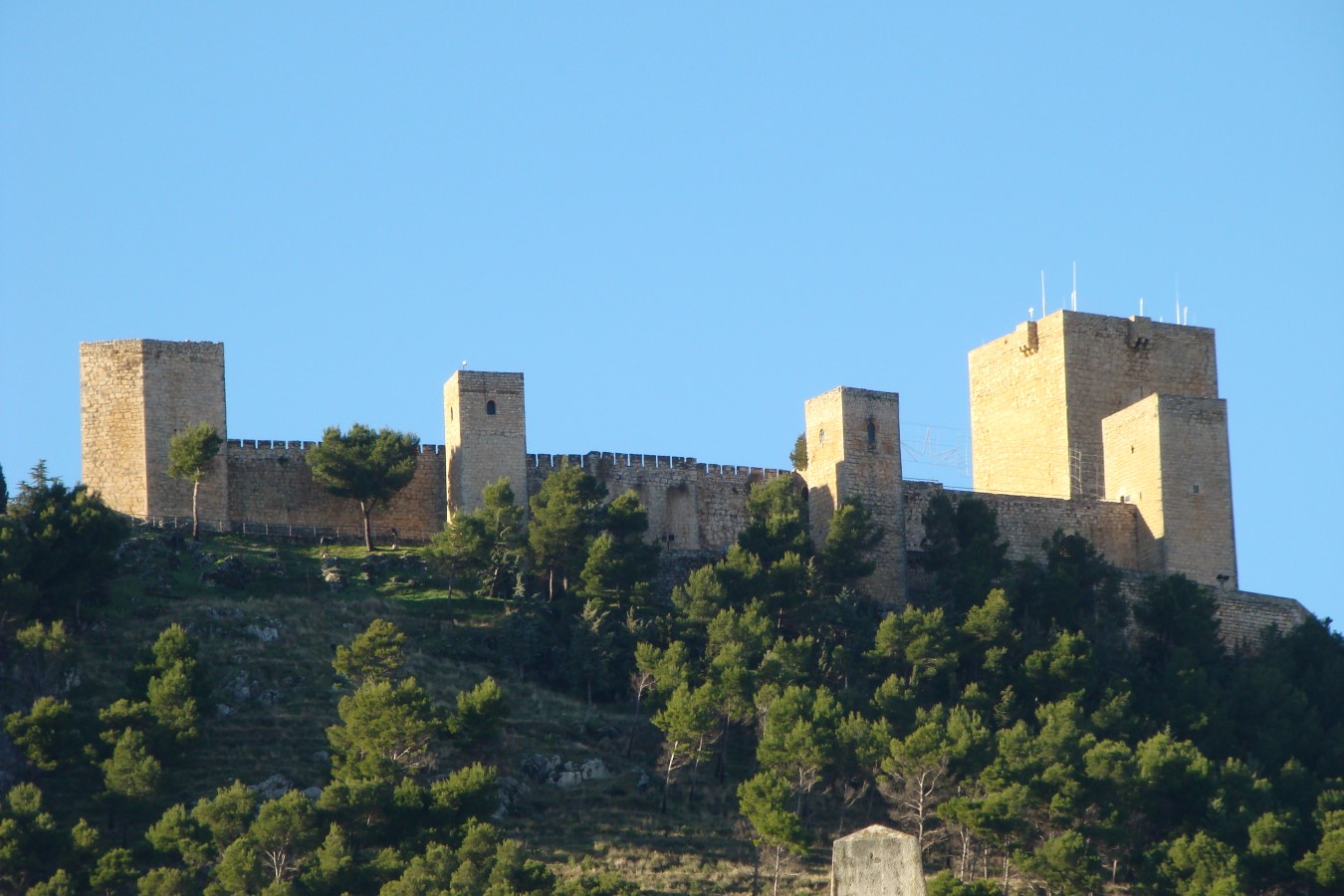 Vista exterior del Castillo de Santa Catalina con la ciudad de Jaén al fondo