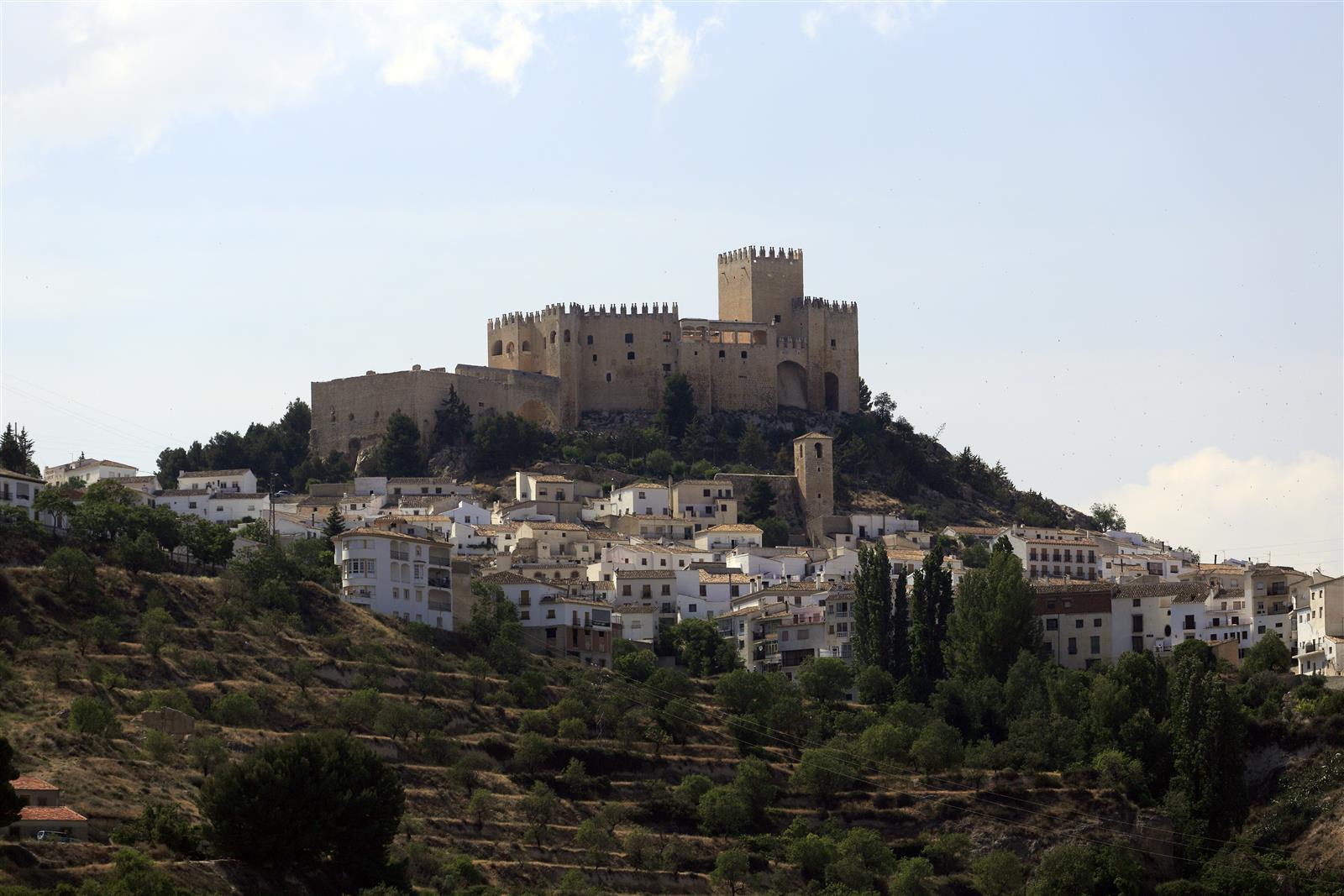 Fachada exterior del Castillo de Vélez-Blanco con sus torres y lienzos de muralla intactos
