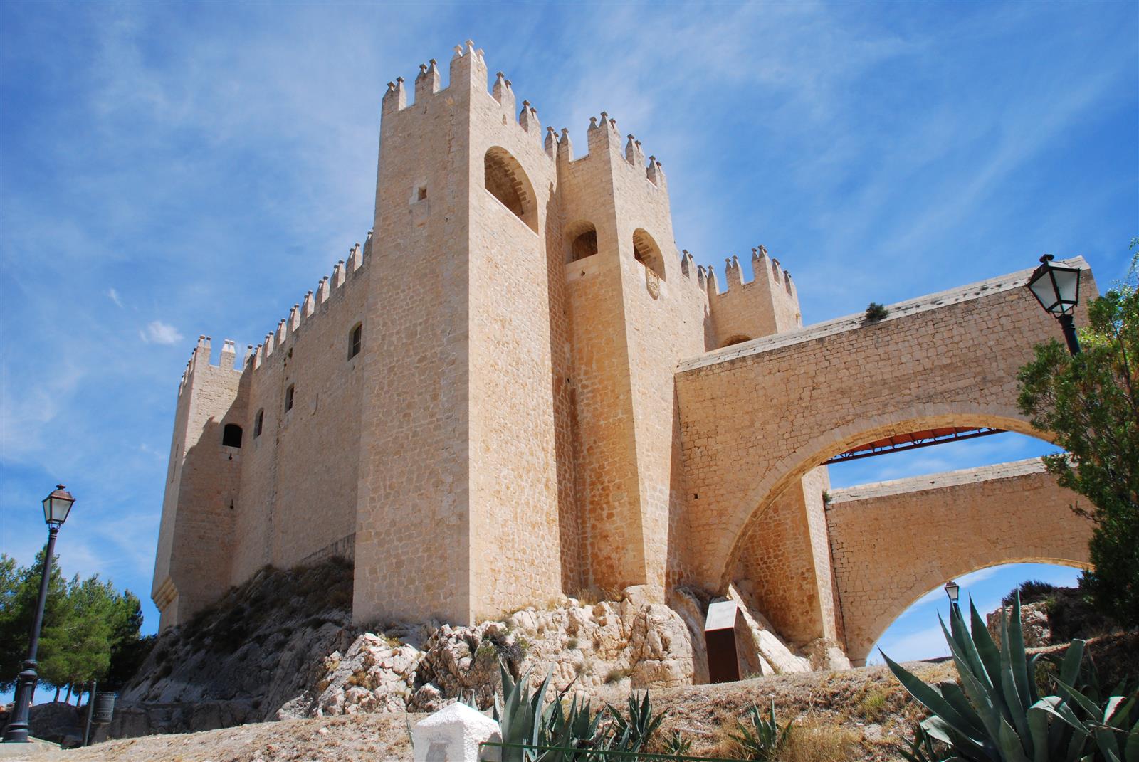 Vista del Castillo de Vélez-Blanco sobre el pueblo blanco de Los Vélez, Almería