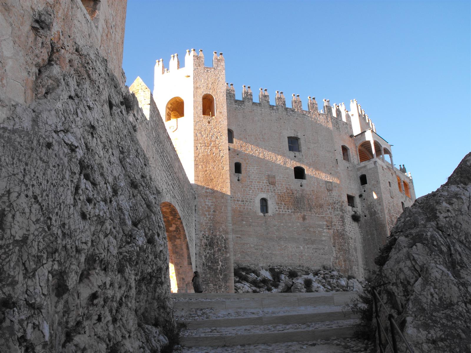 El Castillo de Vélez-Blanco enmarcado en el paisaje almeriense de montaña y cielo abierto
