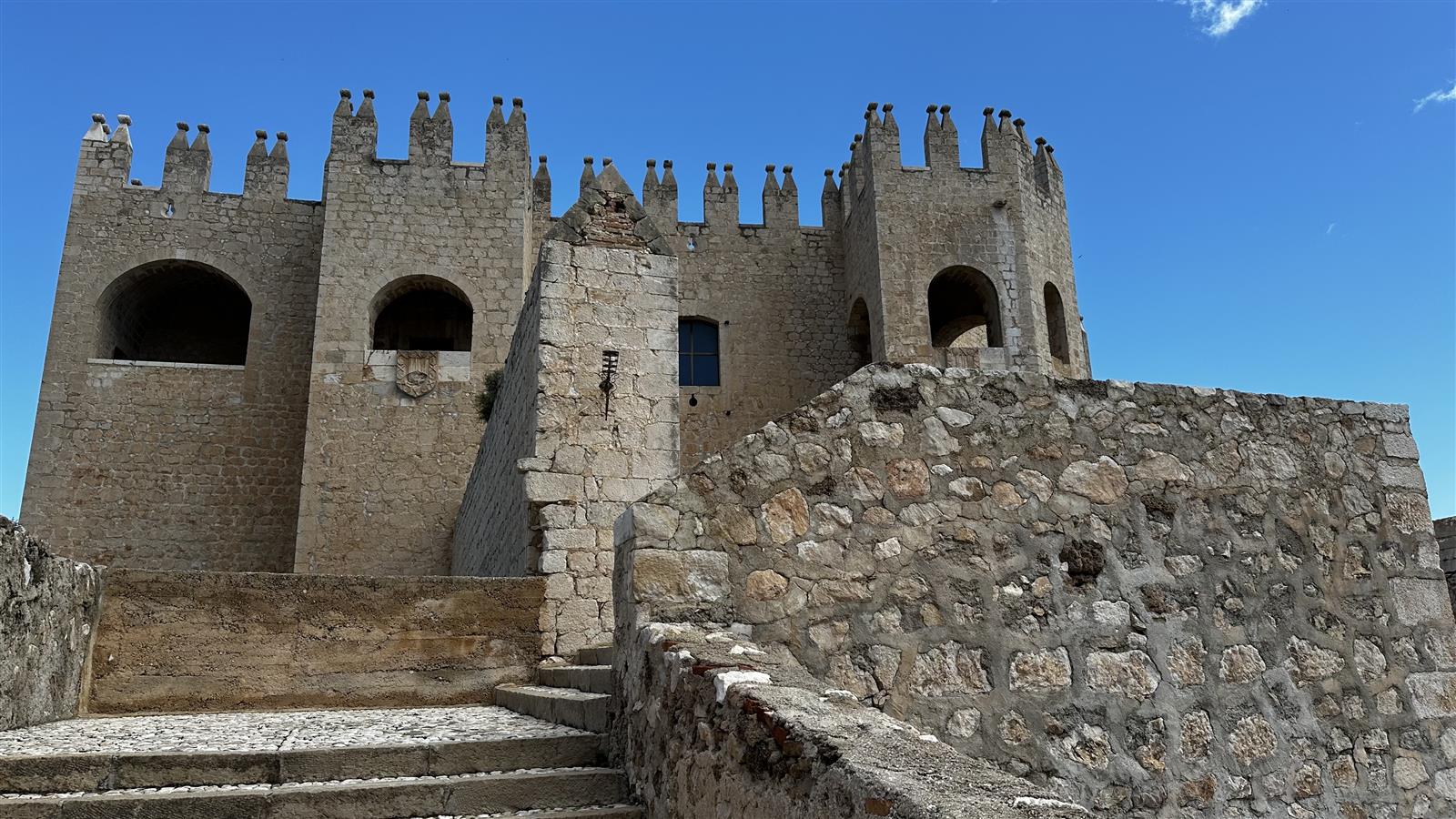 Castillo de Vélez-Blanco visto desde el acceso, con sus torres y murallas renacentistas sobre el pueblo blanco almeriense
