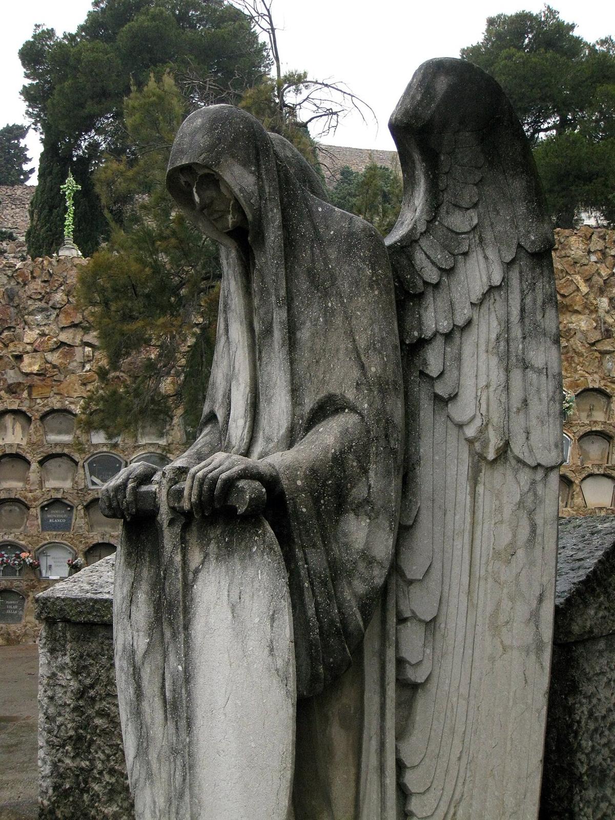 Escultura del Ángel de la Muerte en la Tomba Serra i Trias