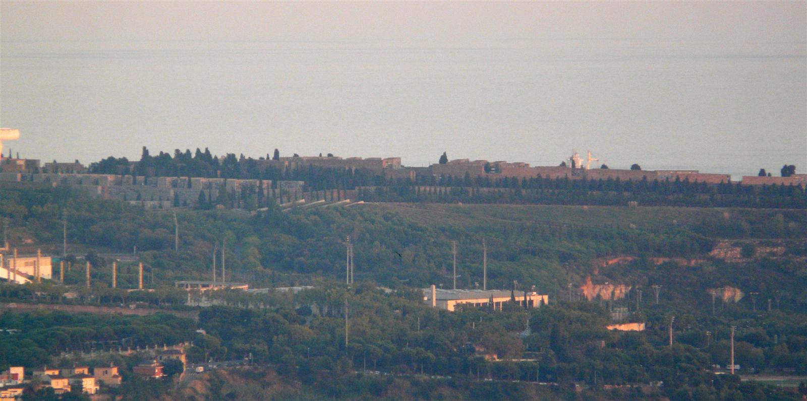 Vista panorámica del cementerio desde el Passeig de les Aigües con el Mediterráneo al fondo