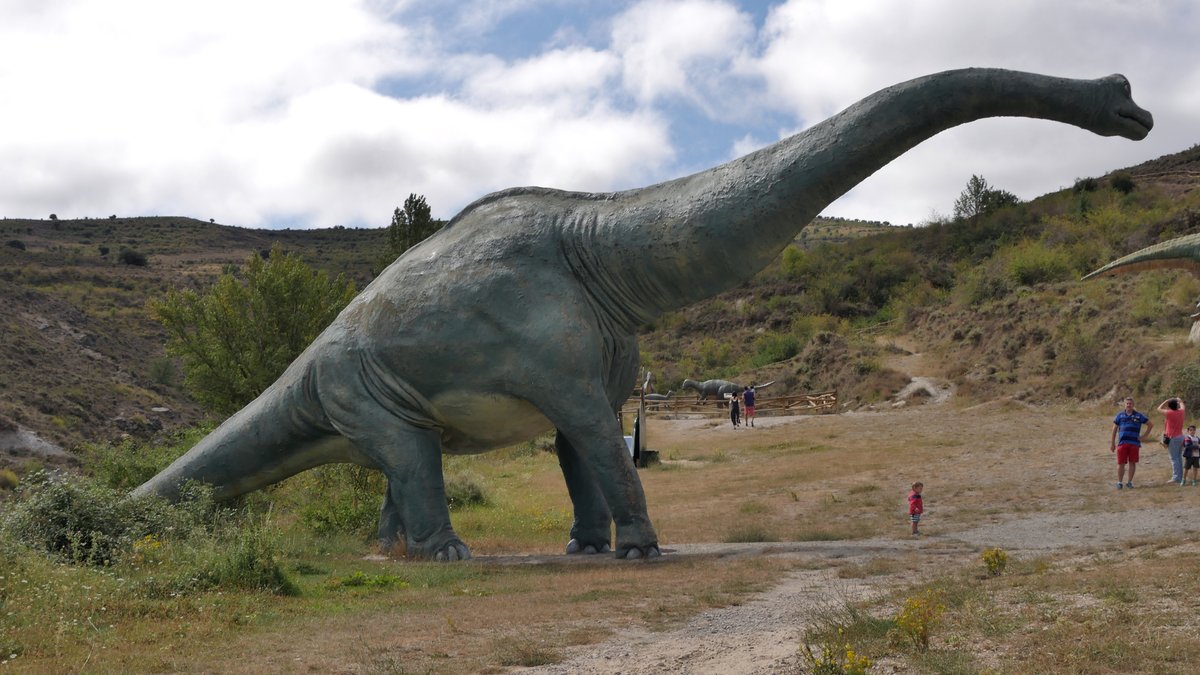 Modelo a escala real de Brachiosaurus instalado junto a las icnitas de saurópodo en el Yacimiento de Valdecevillo, Enciso, La Rioja